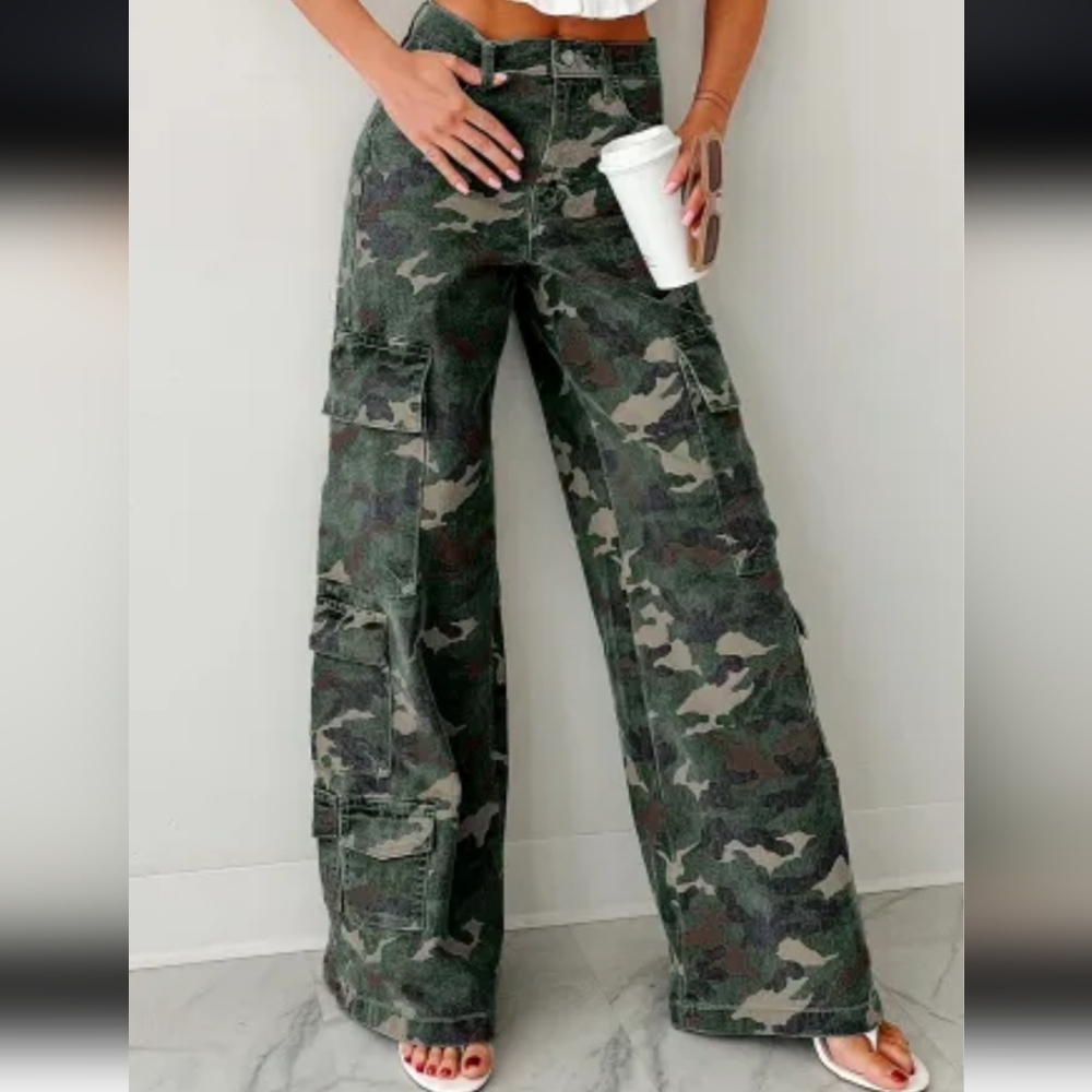 Size 12! Wide‎ Leg, Camouflage Cargo Pants NWOT